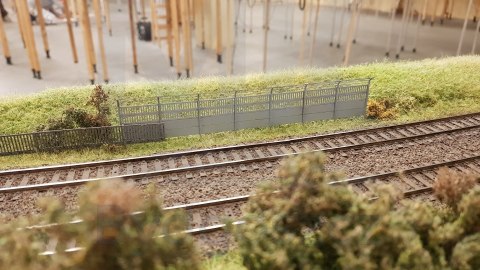 Płot betonowy duży skala H0 skala 1:87 7 segmentów do złożenia. Płot betonowy duży skala H0 skala 1:87 7 segmentów do złożenia.