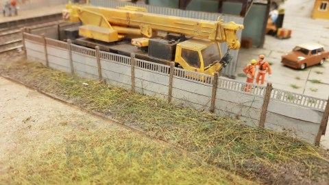 Płot betonowy duży skala H0 skala 1:87 7 segmentów do złożenia. Płot betonowy duży skala H0 skala 1:87 7 segmentów do złożenia.