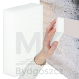 Magiczna gąbka z melaminy usuwa trudne plamy